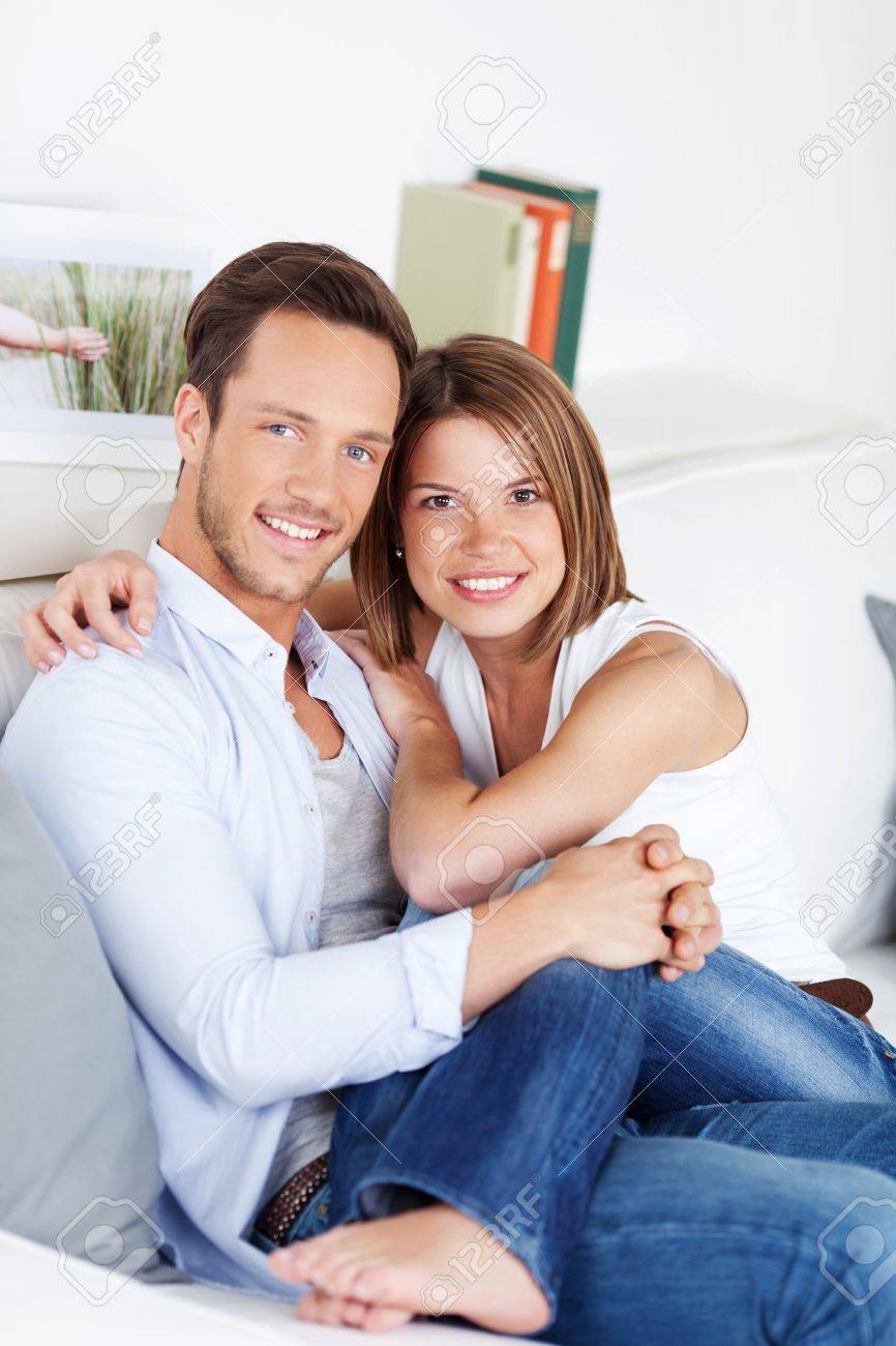 リビング ルームのソファに寄り添うカップル の写真素材 画像素材 Image