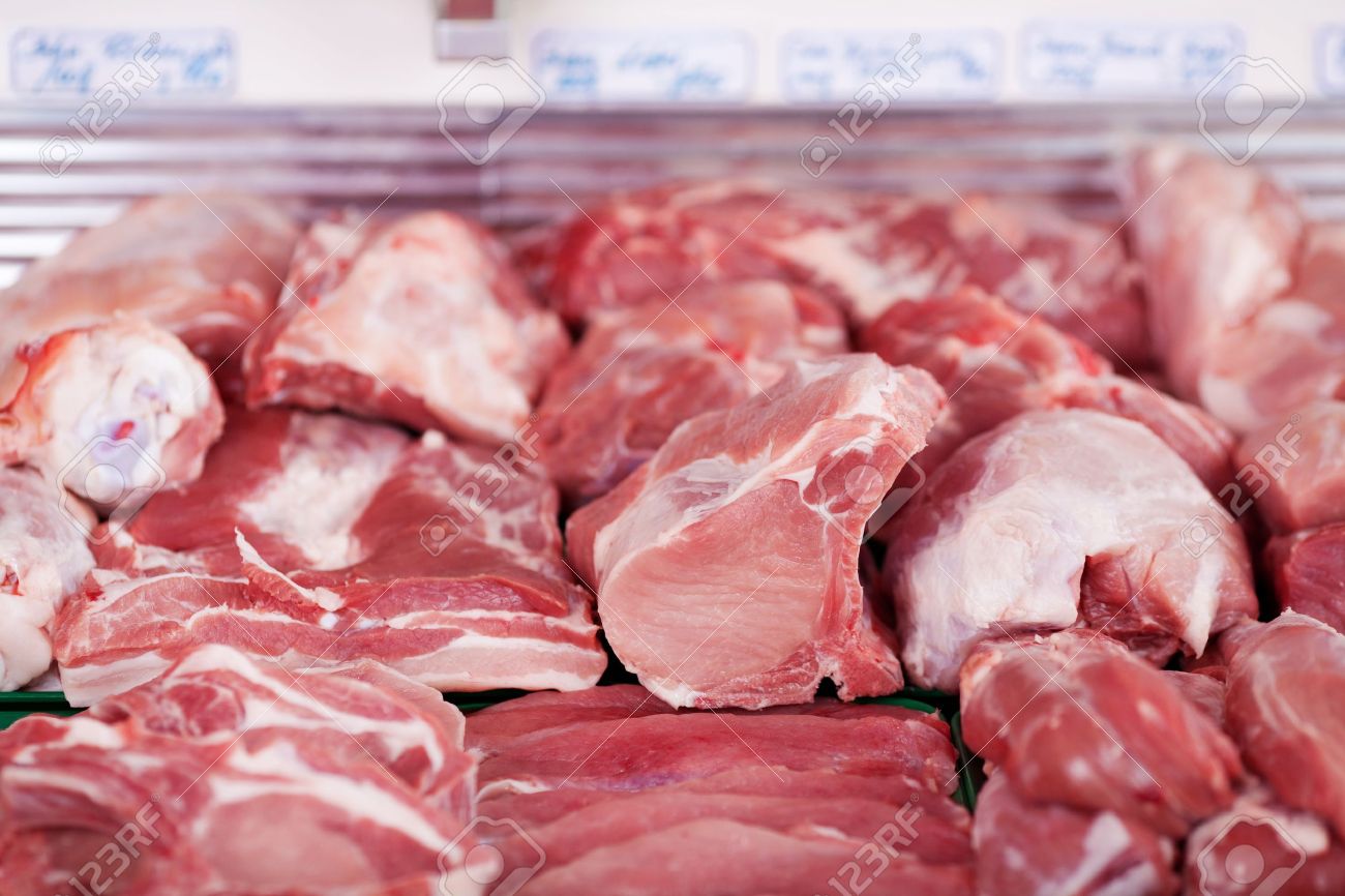Selección De Los Diferentes Cortes De Carne Fresca En La Visualización En Una Carnicería En Un Mostrador Refrigerado Fotos, Retratos, Imágenes Y Fotografía De Archivo Libres De Derecho. Image 21205676.