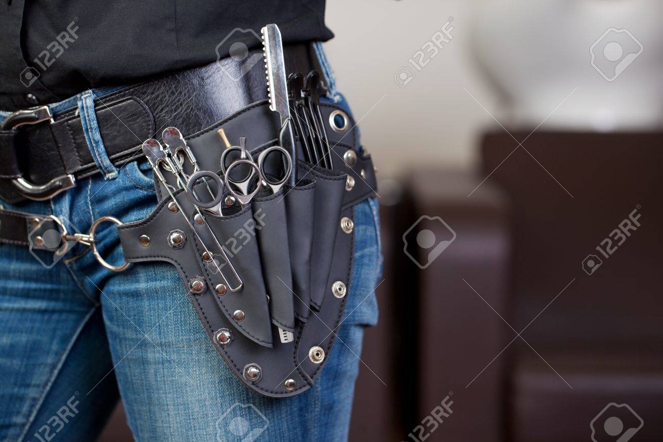 作業ベルトとヘアのスタイリングしながら髪サロンでの美容師が着用ツールのクローズ アップ ビュー の写真素材 画像素材 Image