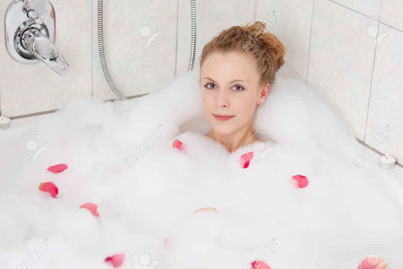21375886-jeune-femme-blonde-du-caucase-b%C3%A9n%C3%A9ficiant-d-un-bain-mousse-de-d%C3%A9tente-en-regardant-la-cam%C3%A9ra.jpg