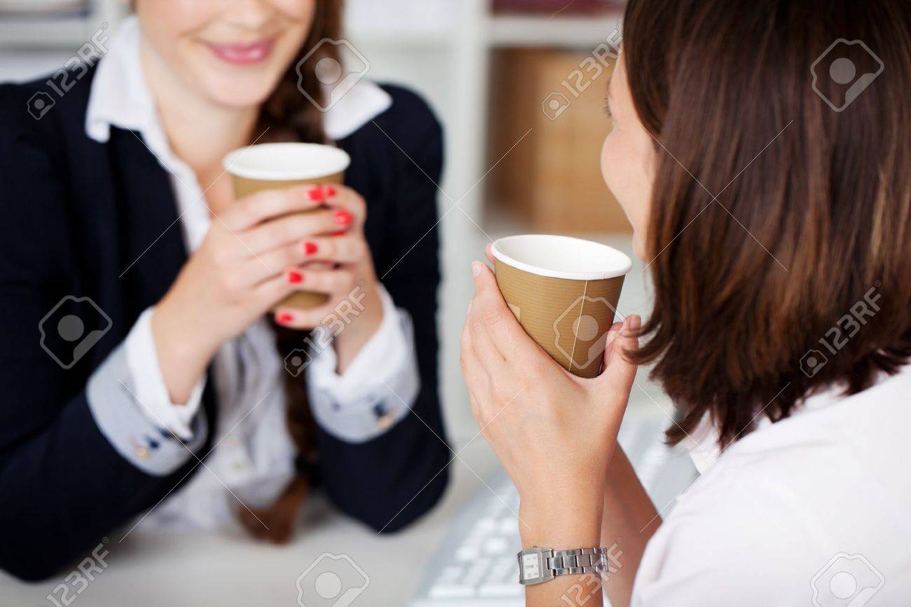 2 人の女性同僚 Sittng 杯のコーヒーを飲みながらおしゃべりにオフィス コーヒー ブレーク の写真素材 画像素材 Image 2 人の女性同僚 Sittng 杯のコーヒーを飲みながらおしゃべりにオフィス コーヒー ブレーク の写真素材 画像素材 Image