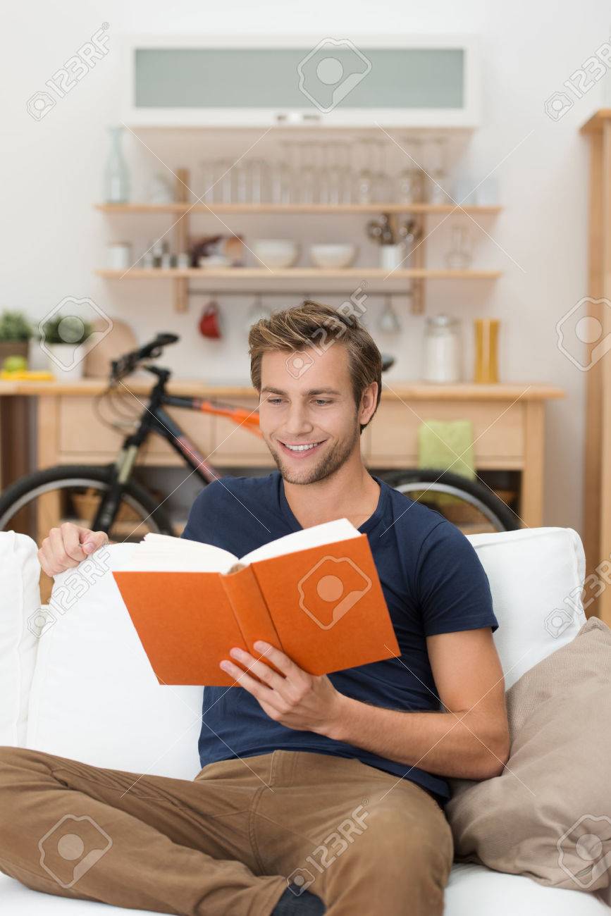 Lassige Unrasiert Gut Aussehender Junger Mann Entspannung Zu Hause