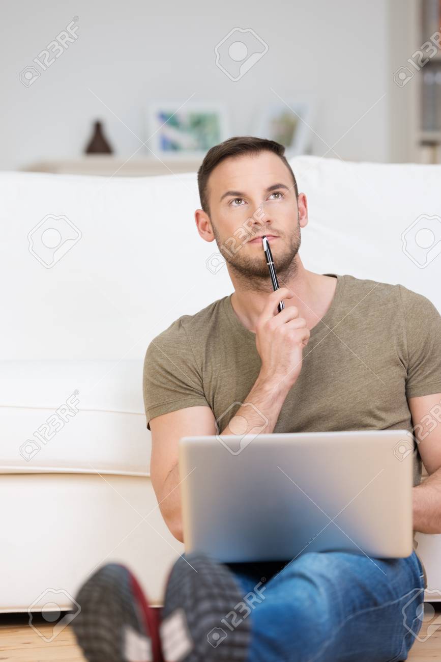 Nachdenklichen Jungen Mann Arbeit Von Zu Hause Sitzt Auf Dem