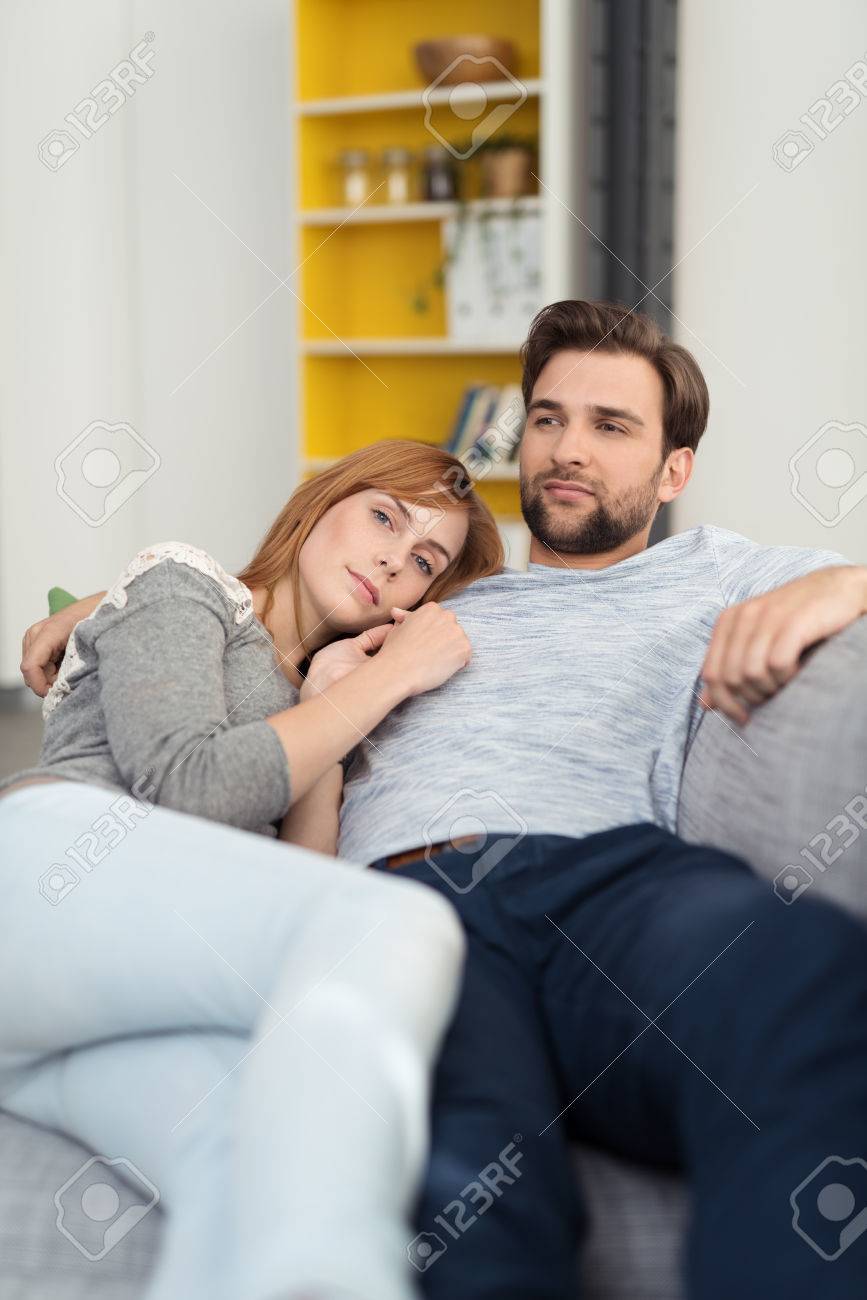 Junges Paar hat leidenschaftlichen Spaß auf der Couch Junges Paar hat leidenschaftlichen Spaß auf der Couch