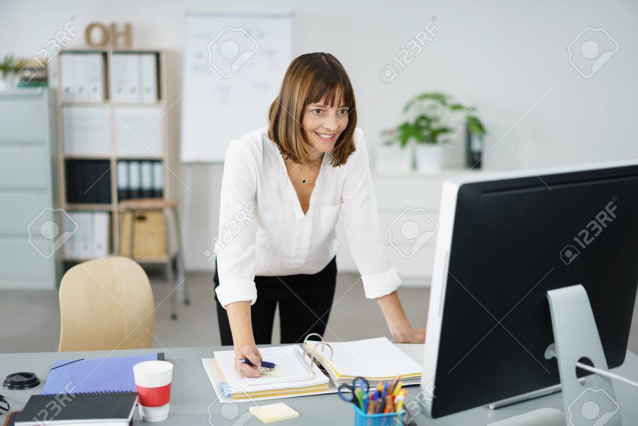 Bureau Femme Appuyee Contre Sa Table Tout En Travaillant Sur Son Ordinateur Banque D Images Et Photos Libres De Droits Image 46016521 Bureau Femme Appuyee Contre Sa Table Tout En Travaillant Sur Son Ordinateur Banque D Images Et Photos Libres De Droits Image 46016521