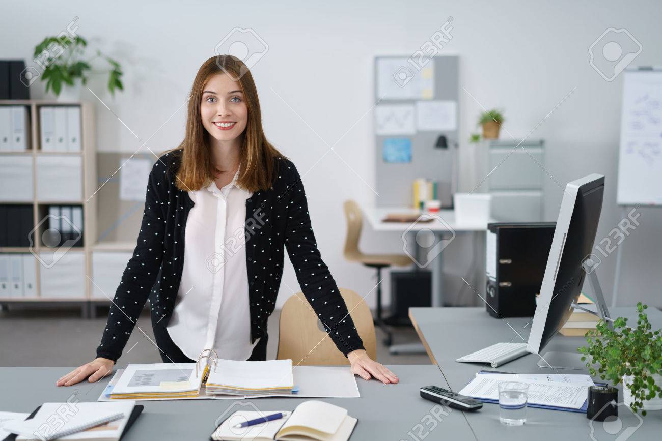 Jolie Bureau Femme Souriant A La Camera Tout En Se Penchant Contre Son Tableau Avec Des Documents Banque D Images Et Photos Libres De Droits Image 47092292 Jolie Bureau Femme Souriant A La Camera Tout En Se Penchant Contre Son Tableau Avec Des Documents Banque D Images Et Photos Libres De Droits Image 47092292