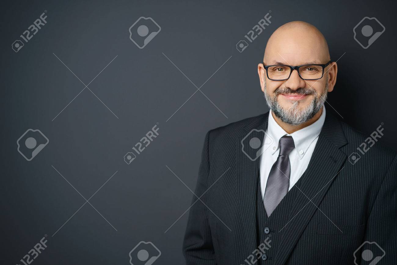 Cadrage à La Taille Portrait Dâge Mûr Homme Daffaires Avec Des Cheveux Du Visage Porter Costume Et Lunettes Sourire Avec Confiance à Lappareil
