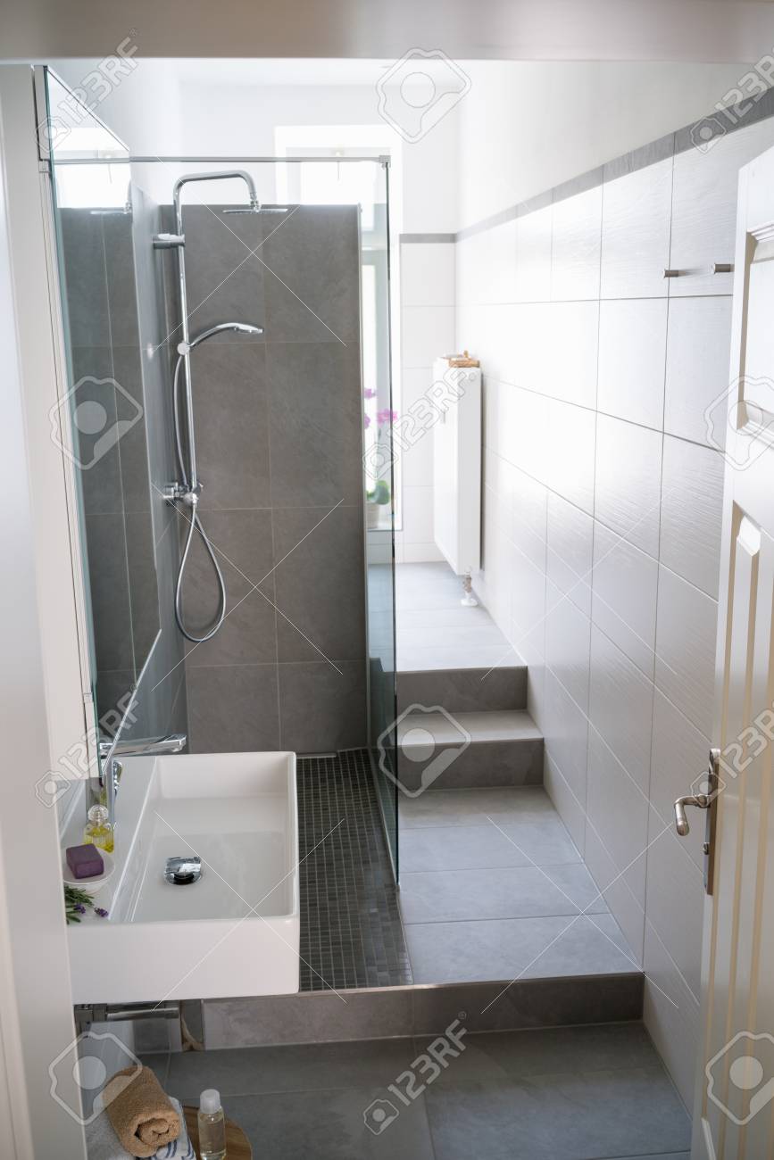 Interieur Moderne Stilvolle Hotel Bad In Neutralen Tonen Von Weiss Und Grau Mit Einem Waschbecken Dusche Aus Glas Und Fliesen Auf Dem Boden Und Wande Lizenzfreie Fotos Bilder Und Stock Fotografie Image