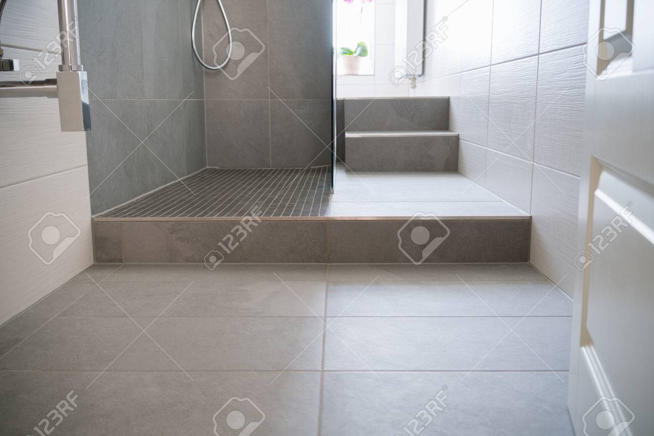 Plancher De Carrelage Et Monter Dans Une Cabine De Douche Moderne ... Plancher De Carrelage Et Monter Dans Une Cabine De Douche Moderne ...
