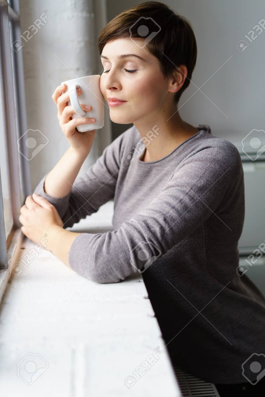 Joven Mujer Preocupada Pelo Corto Sentado Con Una Taza De Cafe En La Ventana Fotos Retratos Imagenes Y Fotografia De Archivo Libres De Derecho Image 88745783