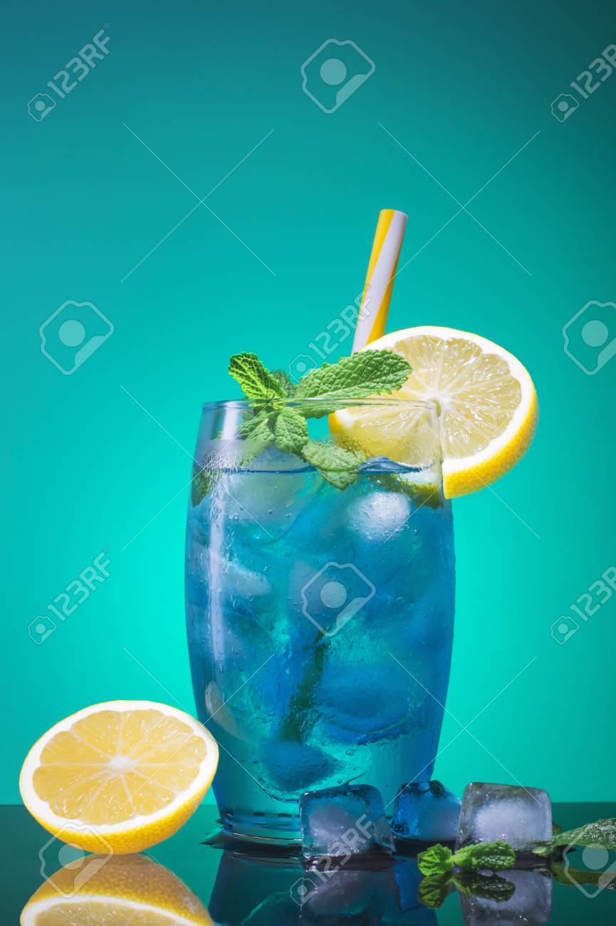 レモン 氷 ミントのスライスと青のカクテル 青色の背景にカクテル ブルーラグーン アルコールとガラス の写真素材 画像素材 Image