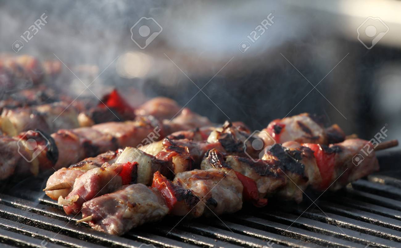 グリルの木製の串にケバブ シャシュリクやシャシュリクは 外のグリルに肉の串刺し バーベキューのシシケバブ バーベキューで肉を焼く 煙を通して選択的な焦点 の写真素材 画像素材 Image