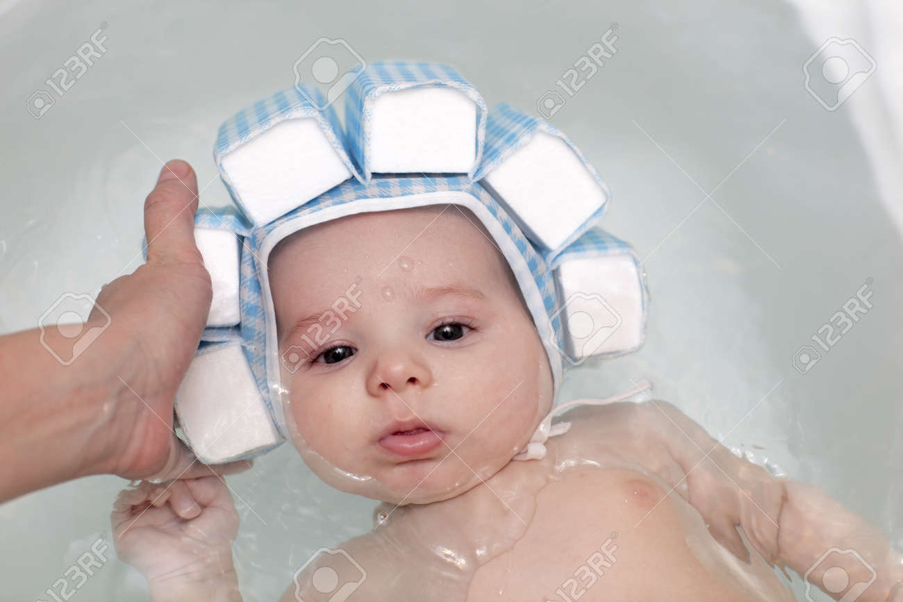 Le Bebe Dans Le Bain Dans Un Bonnet De Bain A La Maison Banque D Images Et Photos Libres De Droits Image