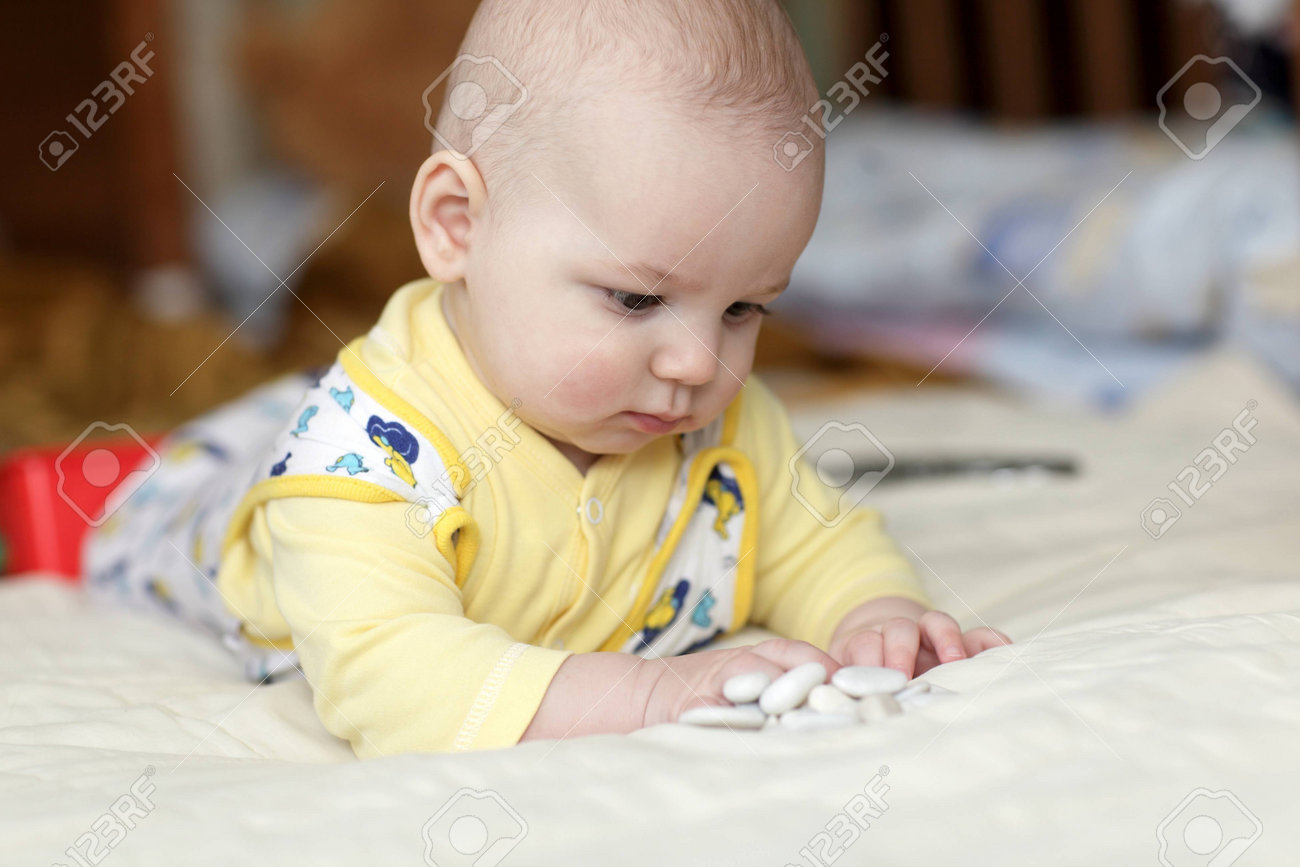 Le Bebe Joue Avec Des Cailloux Blancs A La Maison Banque D Images Et Photos Libres De Droits Image