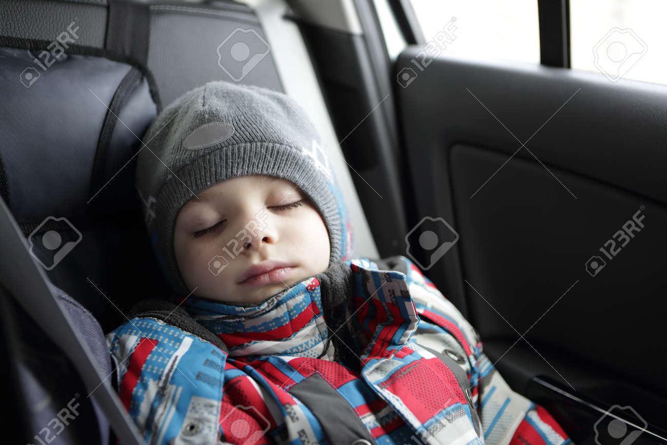 車の中で寝ている子供少年 の写真素材 画像素材 Image