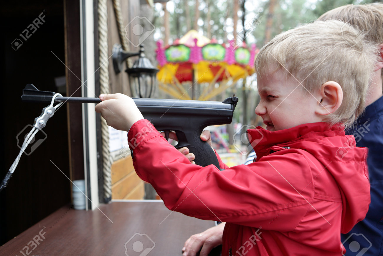 空気ピストルを撃ってライフル範囲の少年 の写真素材 画像素材 Image