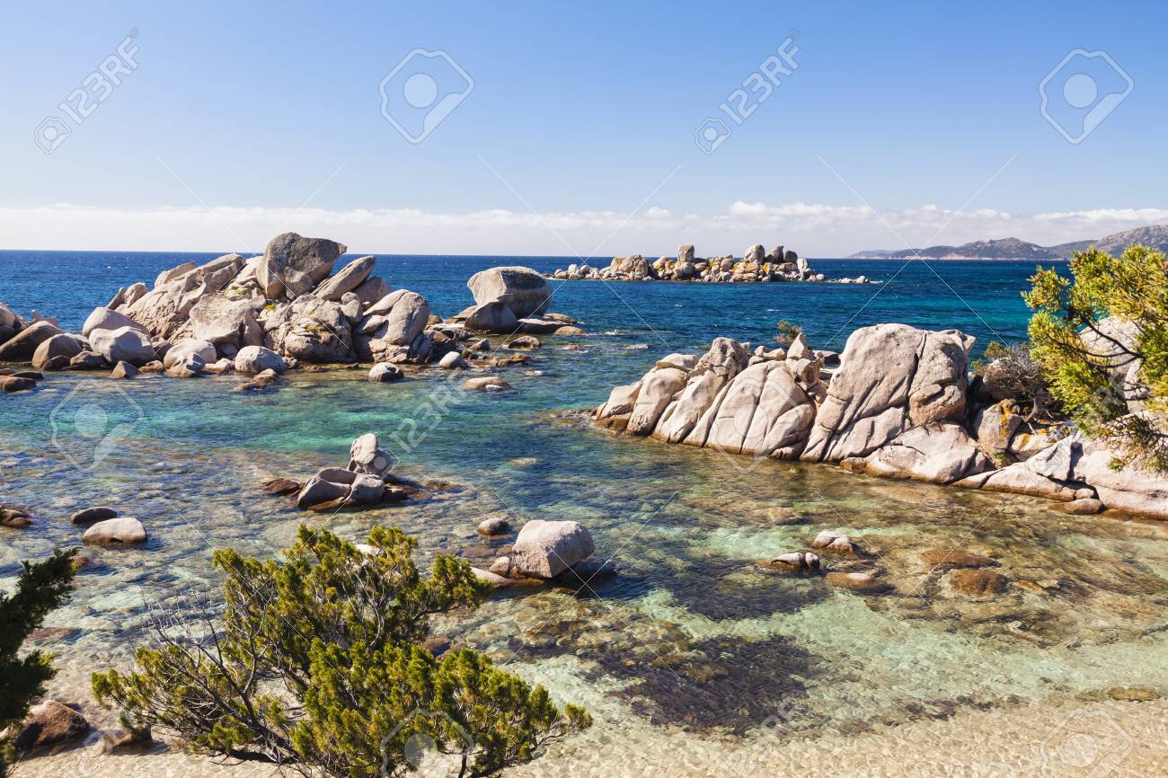 Plage Et Rochers à La Plage De Palombaggia Par La Mer Méditerranée Bleu Azur Porto Vecchio Corse Du Sud Corse France