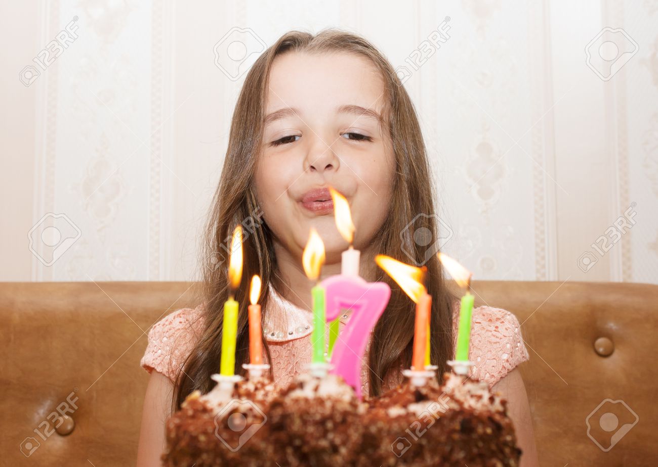 Petite Fille De 7 Ans Souffler Les Bougies Sur Un Gros Plan De Gateau D Anniversaire Banque D Images Et Photos Libres De Droits Image