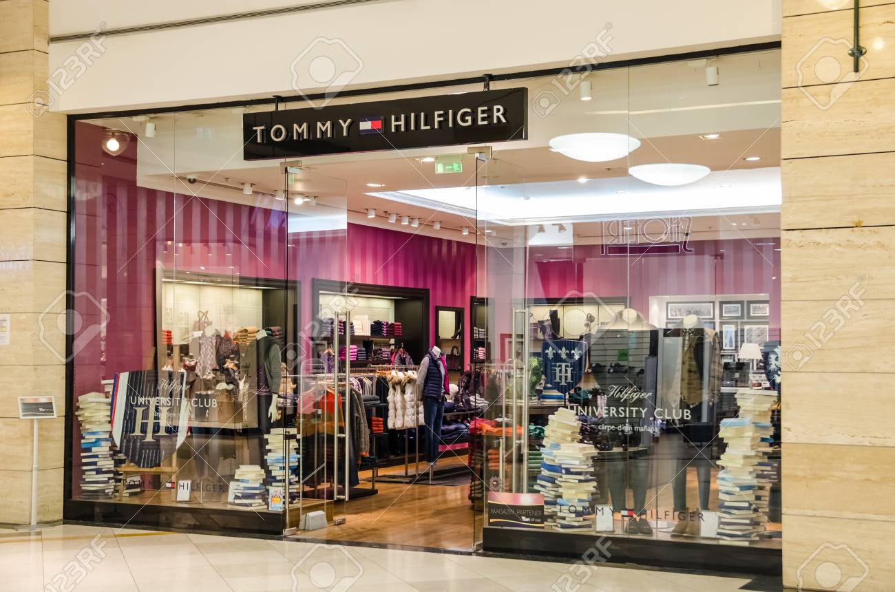 Stor eg Overbevisende etik BUCHAREST, ROMANIA - OCTOBER 09 Tommy Hilfiger Store On October 09, 2013 In  Bucharest, Romania Tommy Hilfiger Corporation Is An American Clothing  Company Which Is Incorporated In Hong Kong Stock Photo, Picture