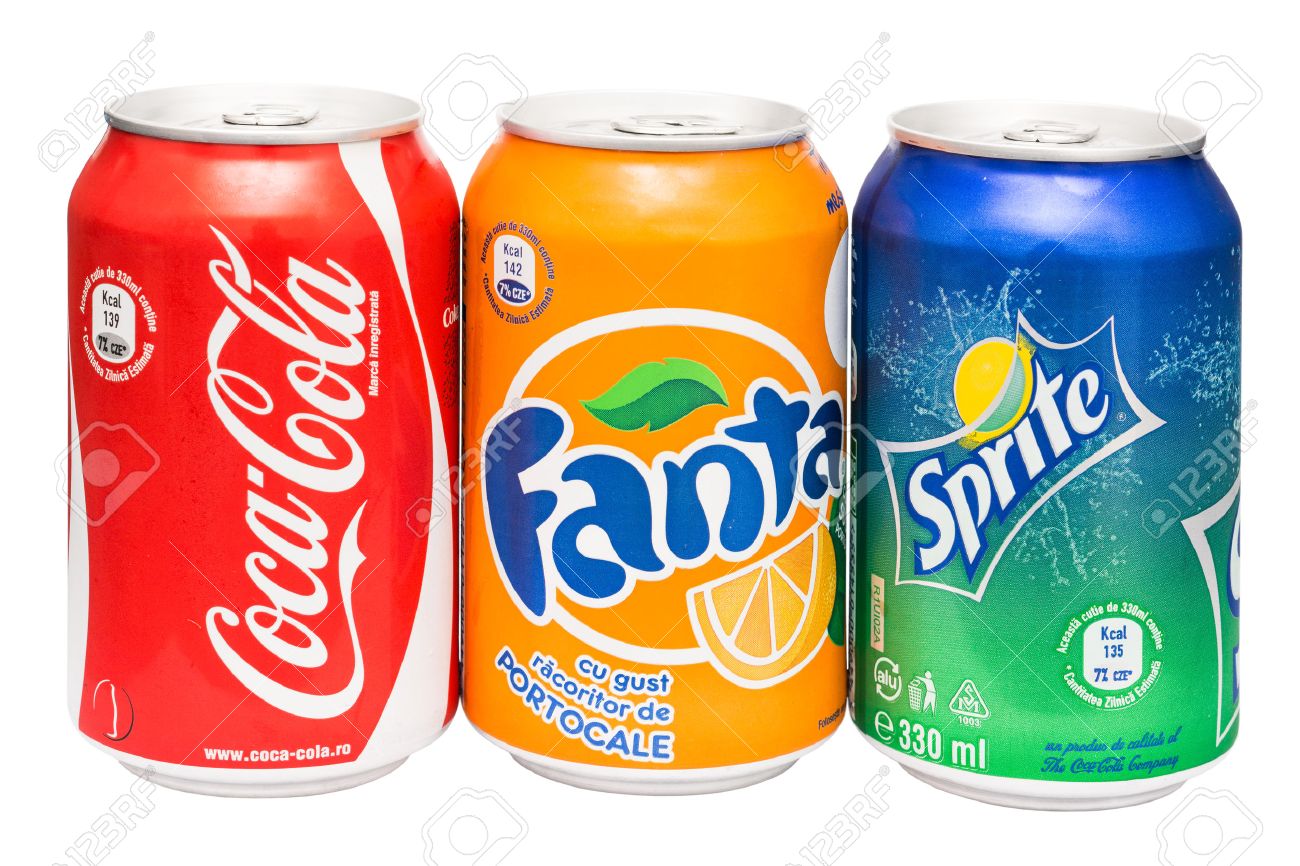 ブカレスト ルーマニア 13 年 12 月 26 日コカ コーラ ファンタ スプライト缶分離に 3 杯の飲み物の生産ではホワイト コカ コーラ カンパニーは さわやかなドリンクを販売最高の世界 の写真素材 画像素材 Image