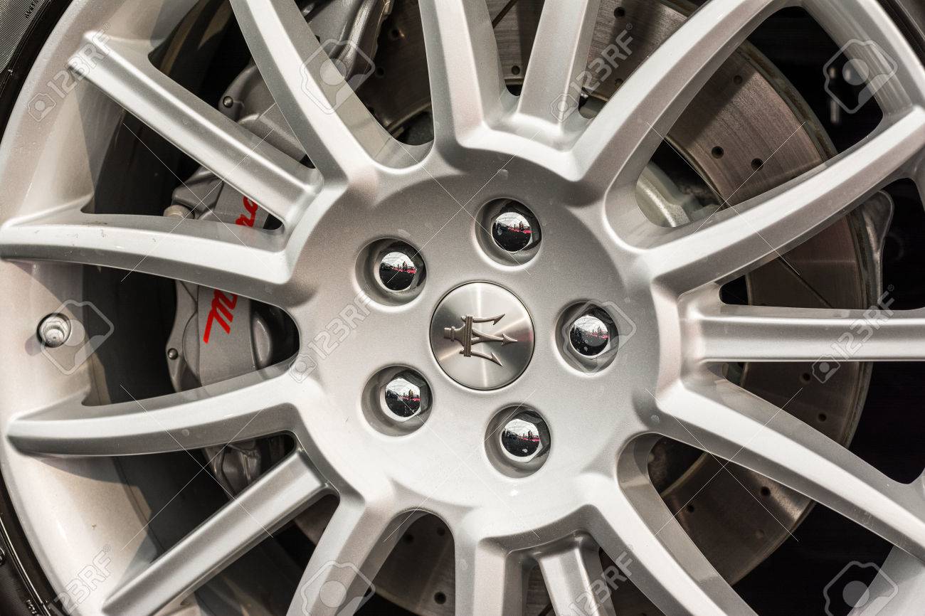 ブカレスト ルーマニア 14 年 4 月 4 日マセラティ記号にホイールとブレーク パッド閉じるまでマセラティはボローニャに 1914 年に設立された イタリアの高級車メーカーとそのエンブレムは トライデント の写真素材 画像素材 Image ブカレスト ルーマニア 14 年 4 月 4 日マセラティ記号にホイールとブレーク パッド閉じるまでマセラティはボローニャに 1914 年に設立された イタリアの高級車メーカーとそのエンブレムは トライデント の写真素材 画像素材 Image