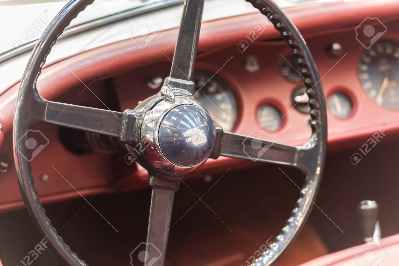 ブカレスト ルーマニア 10 月 31 14年 1952年ジャガー Xk 1 インテリアを表示します コベントリー イギリスに本社を置く イギリスの多国籍の高級車メーカーは 1922 年に設立です の写真素材 画像素材 Image