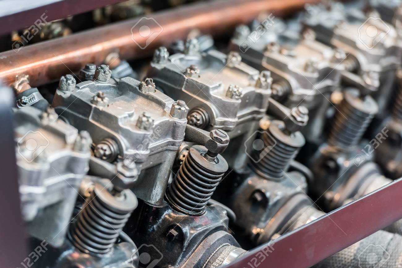 古い車の内燃機関のピストンをクローズ アップ の写真素材 画像素材 Image 3530