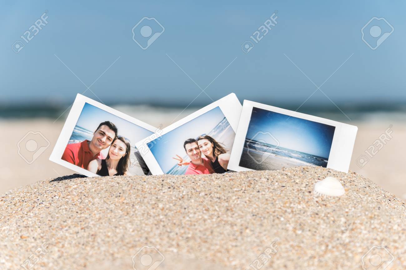 ビーチで若い彼氏と彼女の幸せなカップルのインスタント写真 の写真素材 画像素材 Image