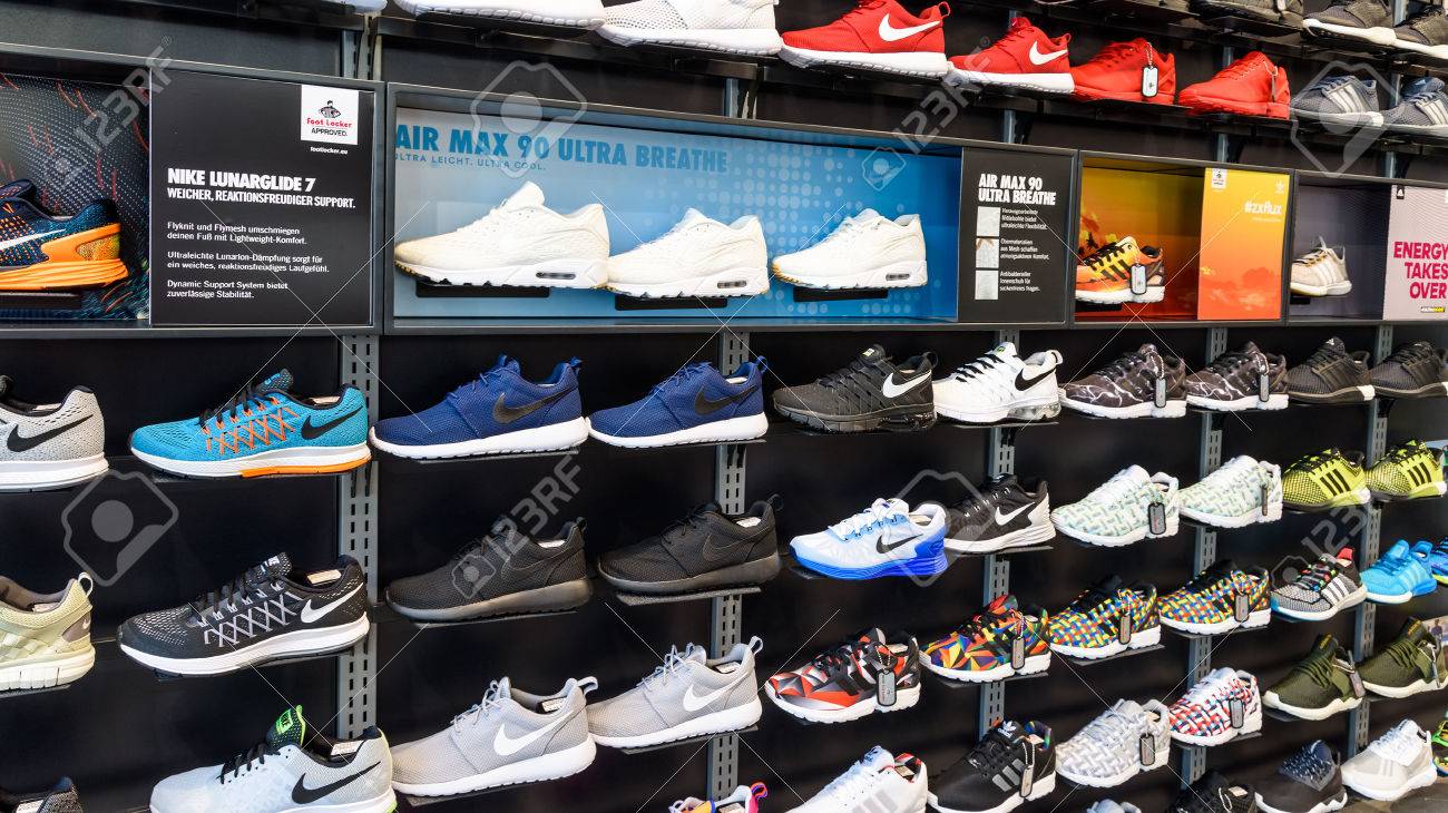 Viena, 08 De Agosto, 2015: Nike Running Shoes Nike En Venta En La Tienda De Exhibición Del Zapato. Fotos, Retratos, Y Fotografía De Archivo Libres De Derecho. Image 51281788.