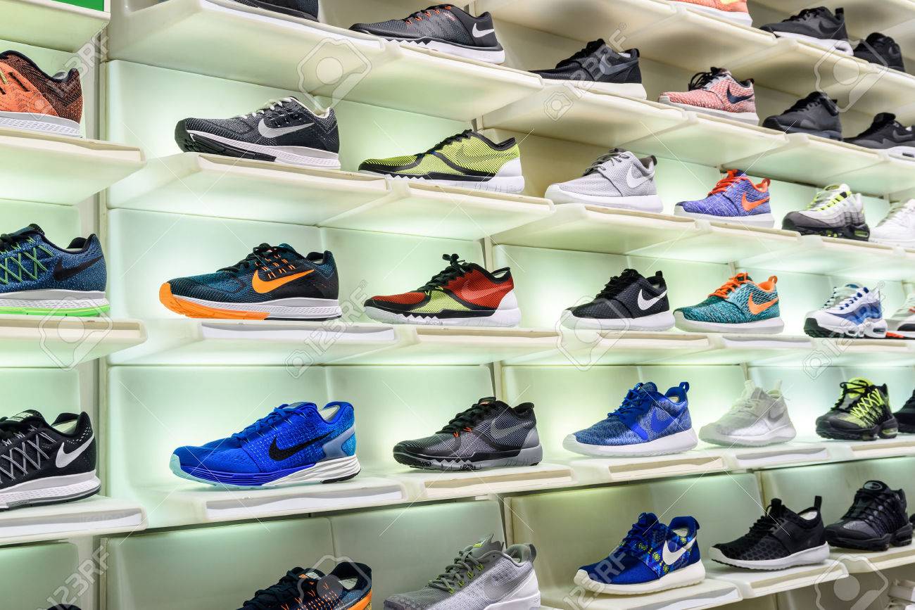 Viena, Austria - 08 De Agosto, 2015: Nike Running Shoes Nike En La Tienda De Exhibición Del Zapato. Fotos, Retratos, Imágenes Y Fotografía De Archivo De Derecho. Image 52859391.