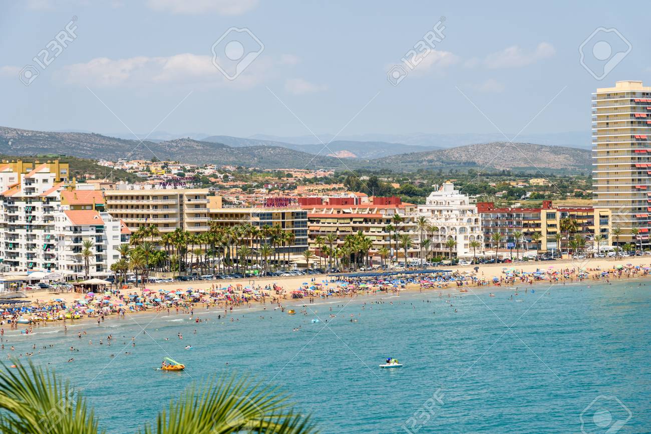 Immagini Stock Peniscola Spagna 27 Luglio 16 Vista Panoramica Della Stazione Balneare Di Festa Della Citta Di Peniscola In Mare Il Mar Mediterraneo In Spagna Image