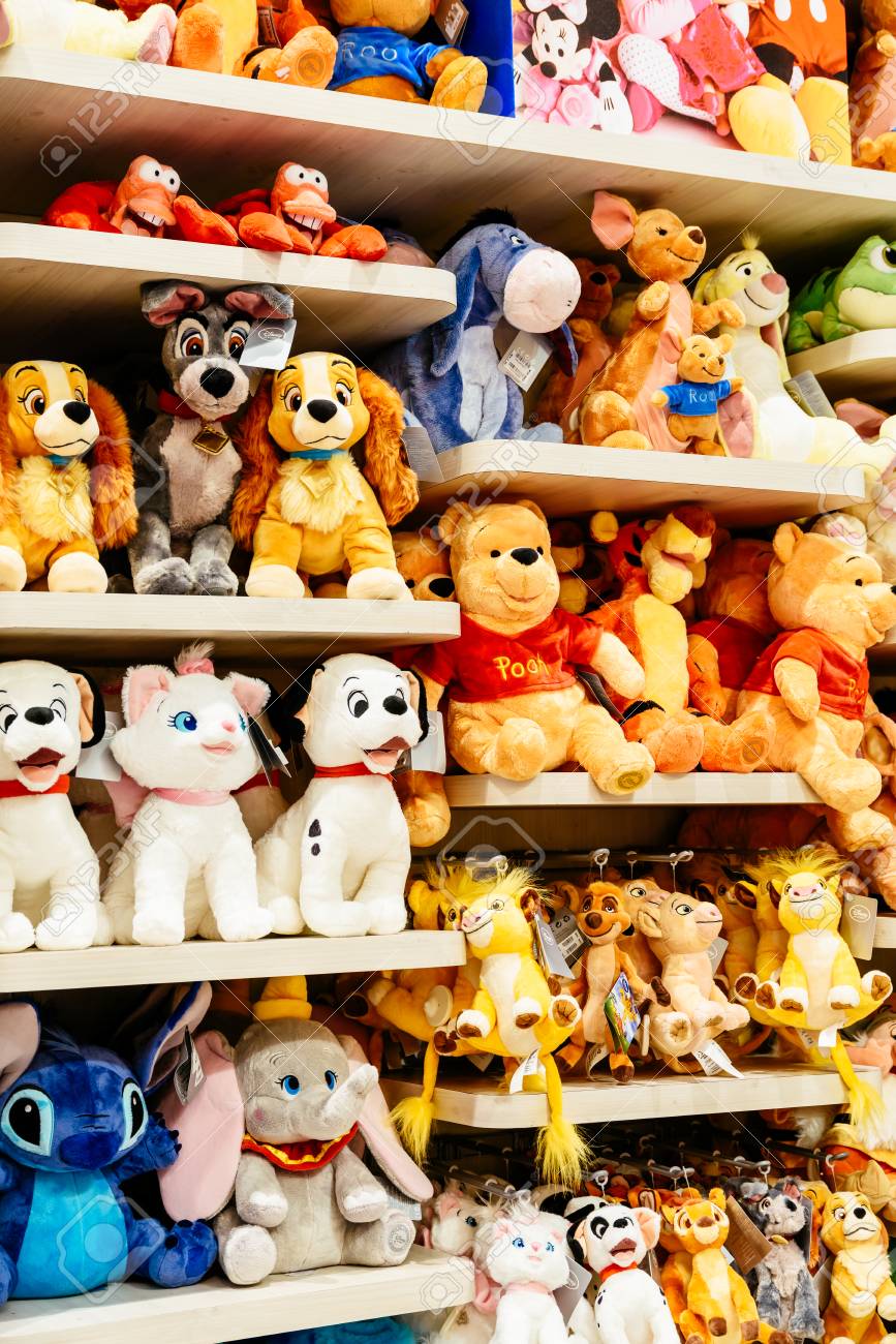 Barcelona España 05 De Agosto De 2016 Juguetes De Felpa Para Niños A La Venta En La Tienda De Disney Fotos Retratos Imágenes Y Fotografía De Archivo Libres De Derecho Image 80295803
