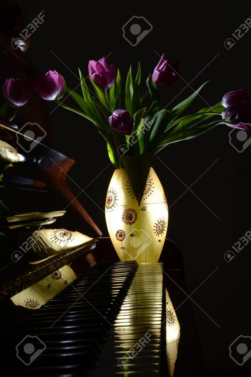 ピアノでチューリップと低キー画像 の写真素材 画像素材 Image