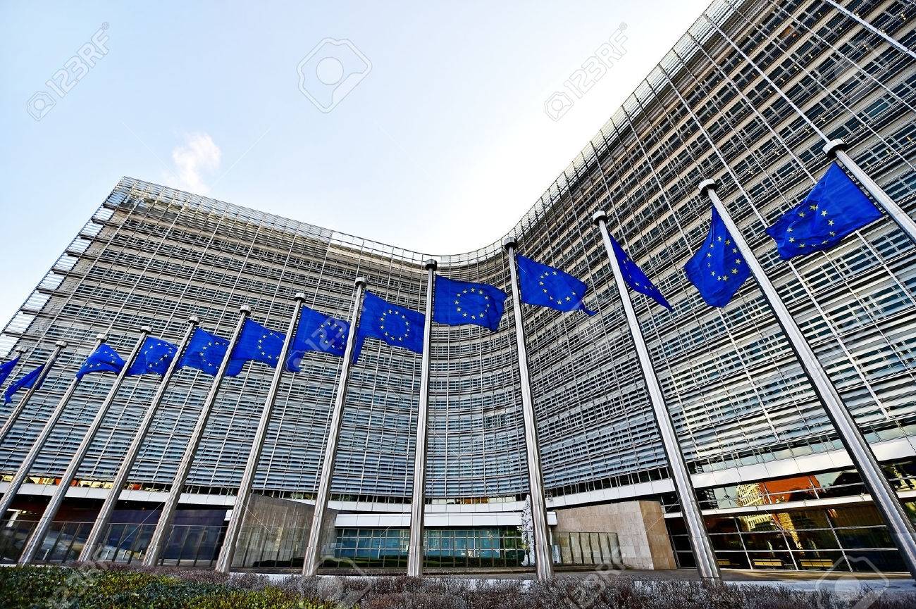 ブリュッセル ベルギー 3 月 16 日 欧州委員会本部の前で風に吹かれて Eu 旗は建物 16 年 3 月 16 日ブリュッセルのベルレモンとしても知っています の写真素材 画像素材 Image