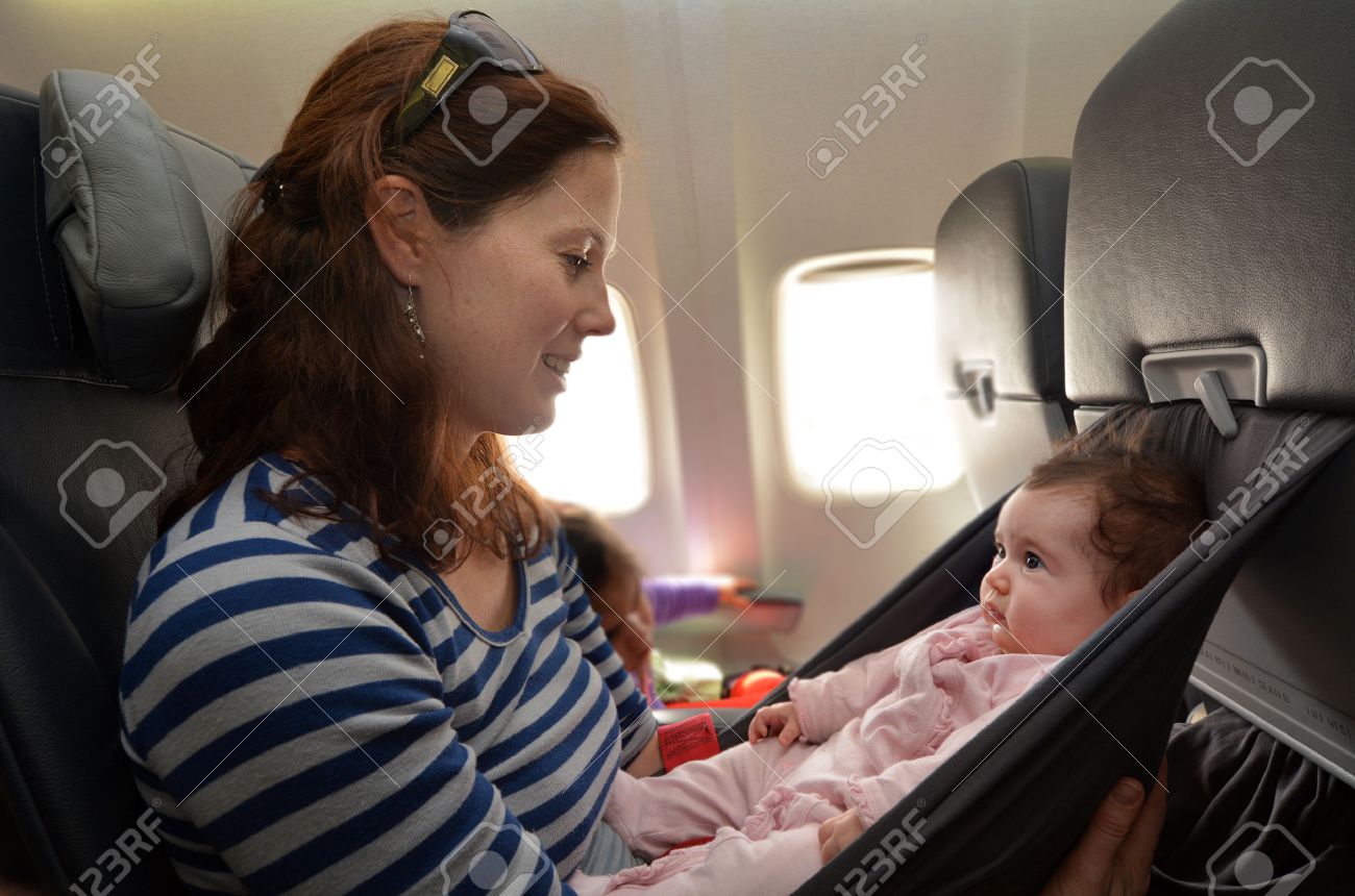 Mere Porter Son Enfant Bebe Pendant Flight Concept Photo De Voyage De L Air Avec Le Bebe Banque D Images Et Photos Libres De Droits Image