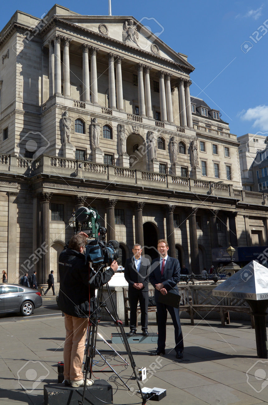 ロンドン、イギリス - イギリス ロンドン市イギリス中央銀行本部の銀行で 18 2015:TV 乗組員を損ないます。の写真素材・画像素材 Image  42239863