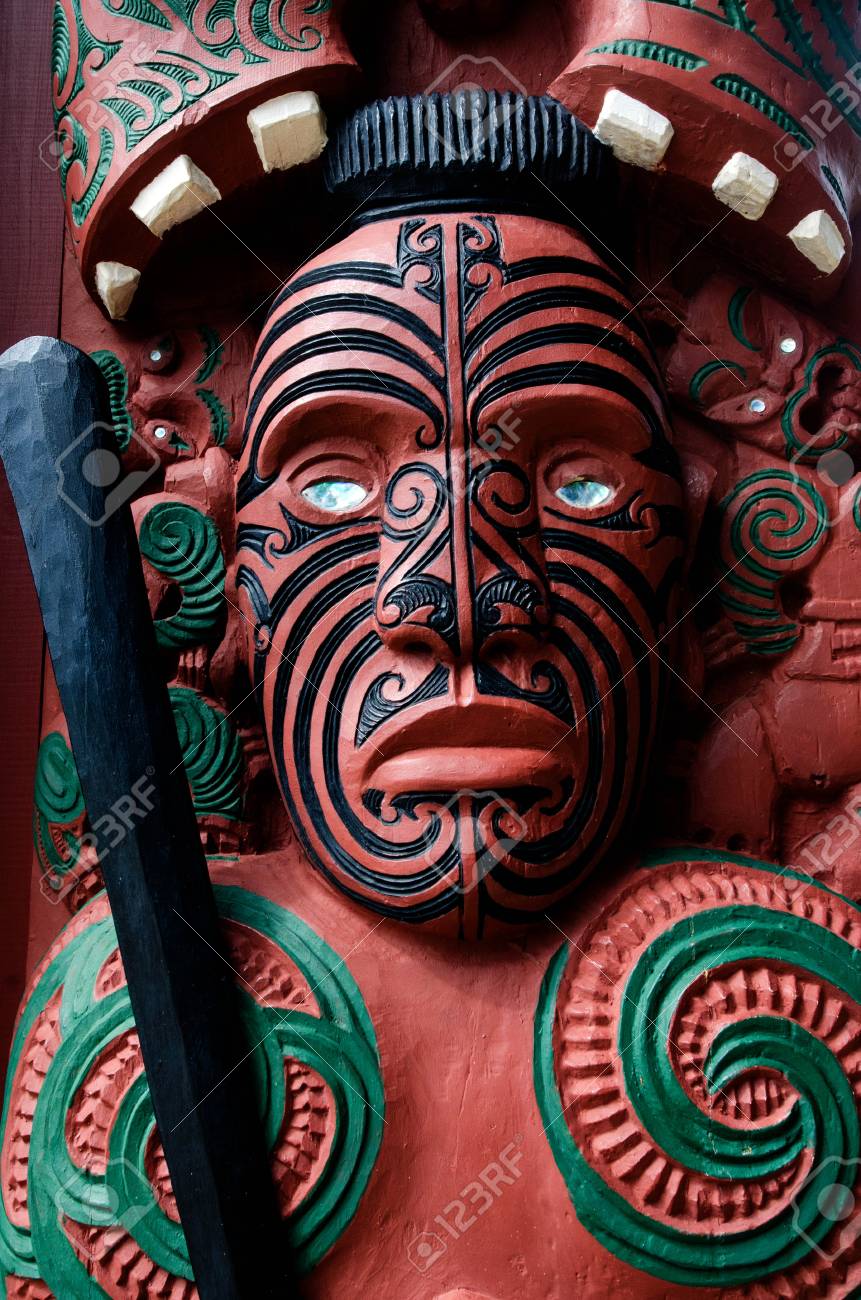 伝統的なマオリは、ニュージーランドの彫刻を壁します。写真での