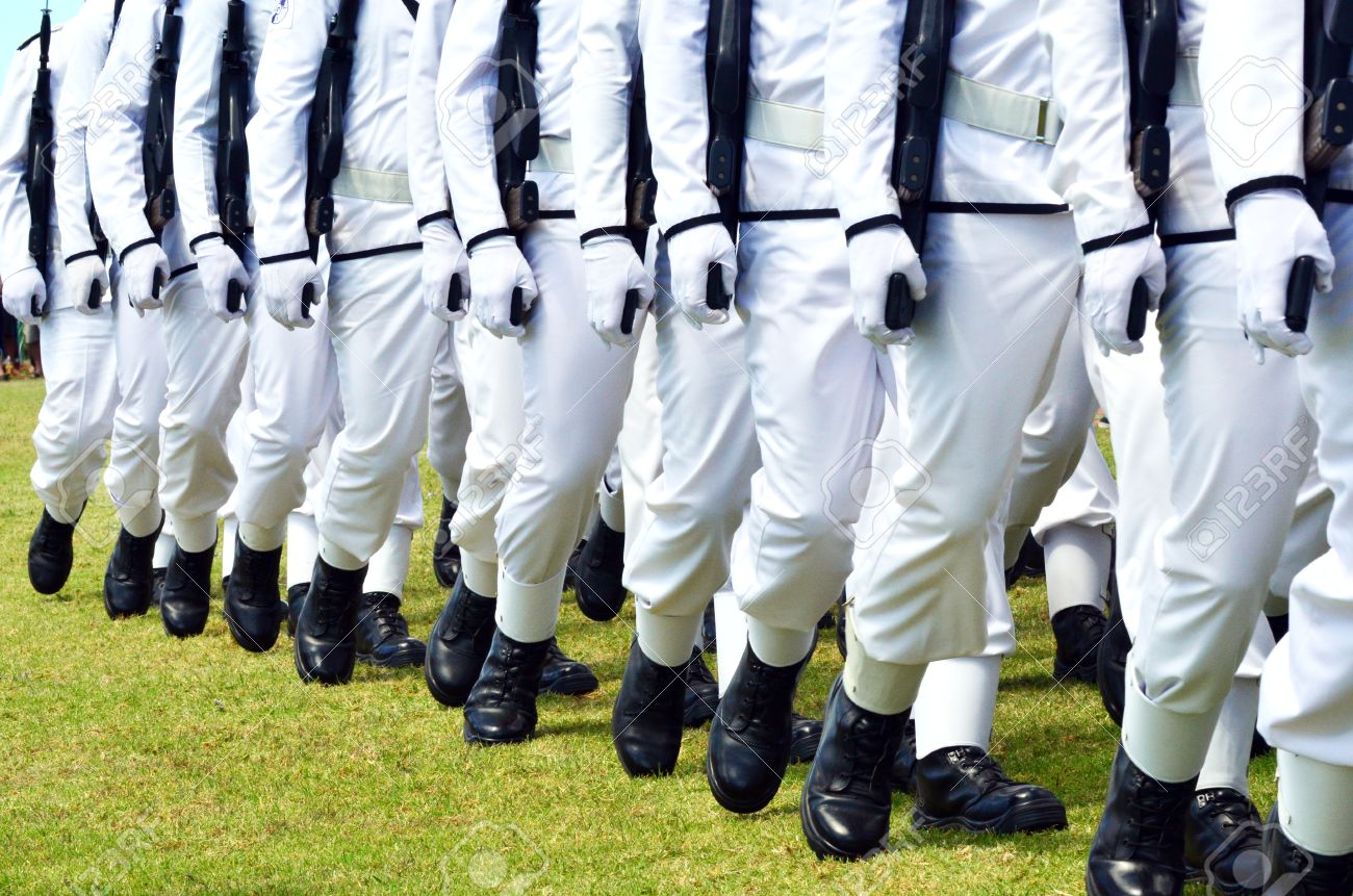 ニュージーランド軍海軍プレーン白い制服 黒兵士のブーツを着用 銃を運び 軍パレード中に行の 3 月します の写真素材 画像素材 Image