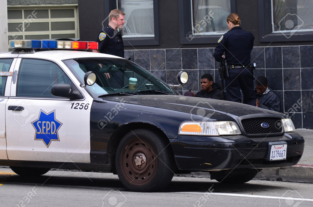 サンフランシスコ では 15 15 Sfpd 役員サン Francisco Overall アフリカ系アメリカ人のアメリカ人男性は 他のすべての アメリカ人の 2 6 倍の当たり率で逮捕された黒を逮捕ことがあります の写真素材 画像素材 Image