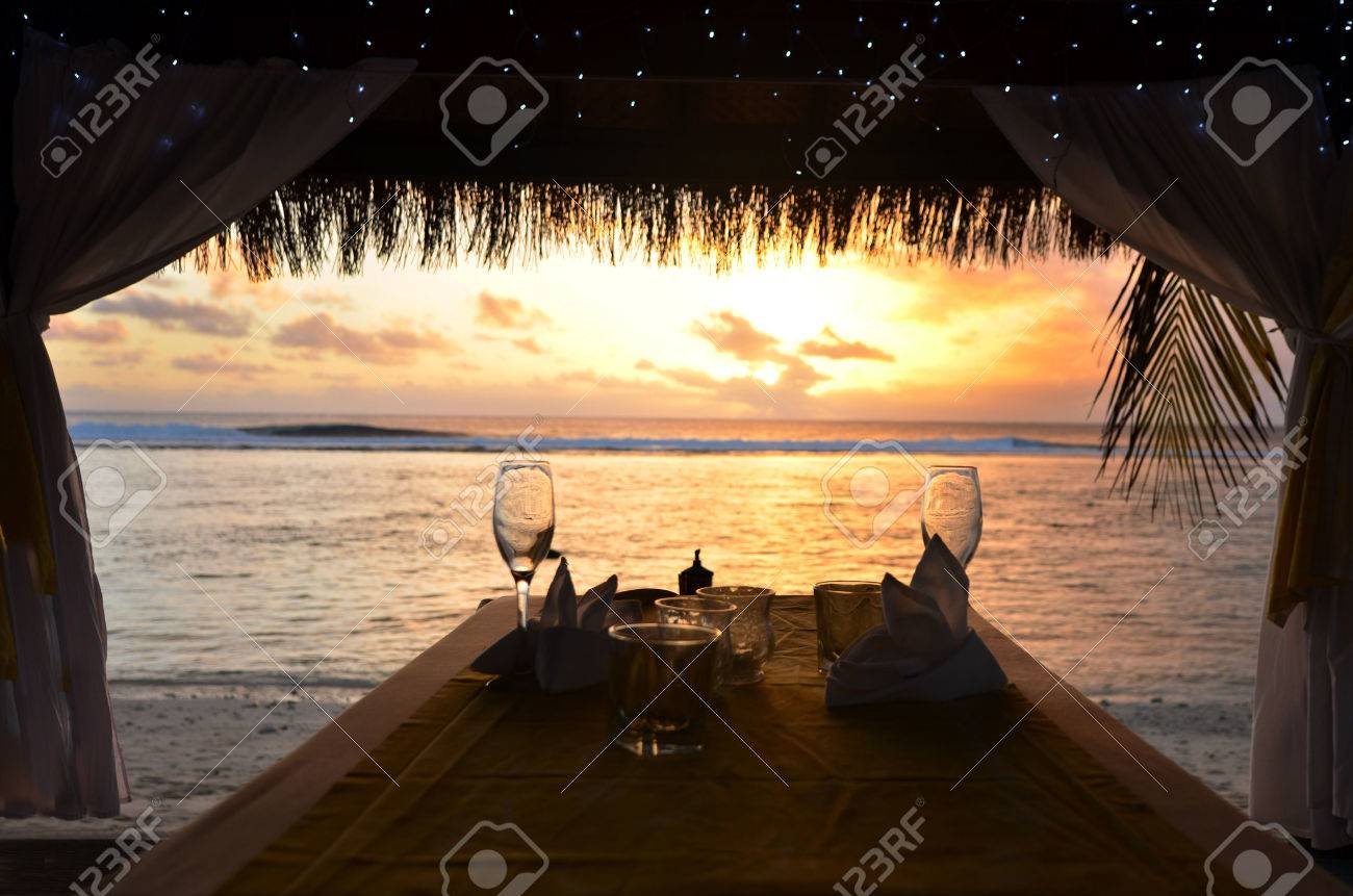 Dîner Romantique En Préparation Sur Une Plage Thaïlandaise