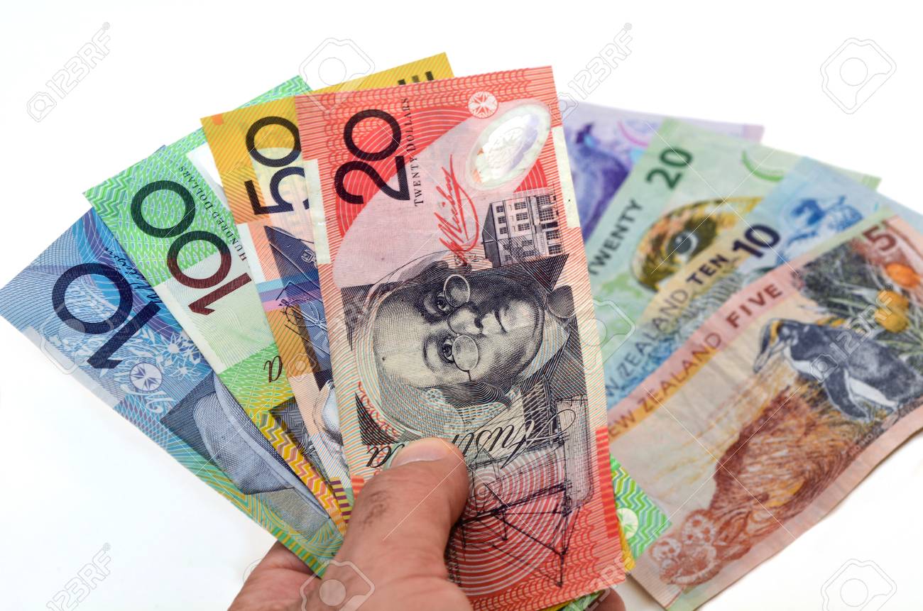 망 손 보유 뉴질랜드 달러 지폐에 대 한 호주 달러 지폐. 돈, 은행, 통화 및 환율의 개념 사진. (흰색 배경에 격리 됨) 로열티  무료 사진, 그림, 이미지 그리고 스톡포토그래피. Image 45219302