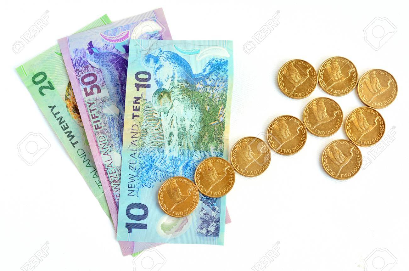 上昇傾向矢印で作られて 2 つのドル硬貨をニュージーランド ドル紙幣。お金、銀行、通貨および為替レートのコンセプト写真。(白い背景の分離)の写真素材・画像素材  Image 45507116