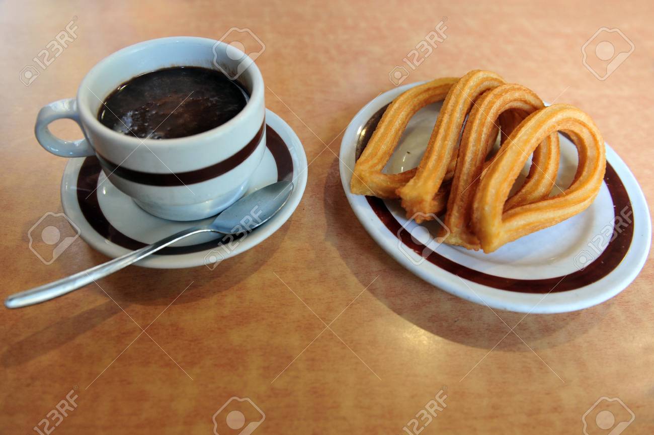 スペイン料理 スナック スペイン ドーナツ マドリード スペインのチュロスとホット チョコレート カフェで配置 の写真素材 画像素材 Image