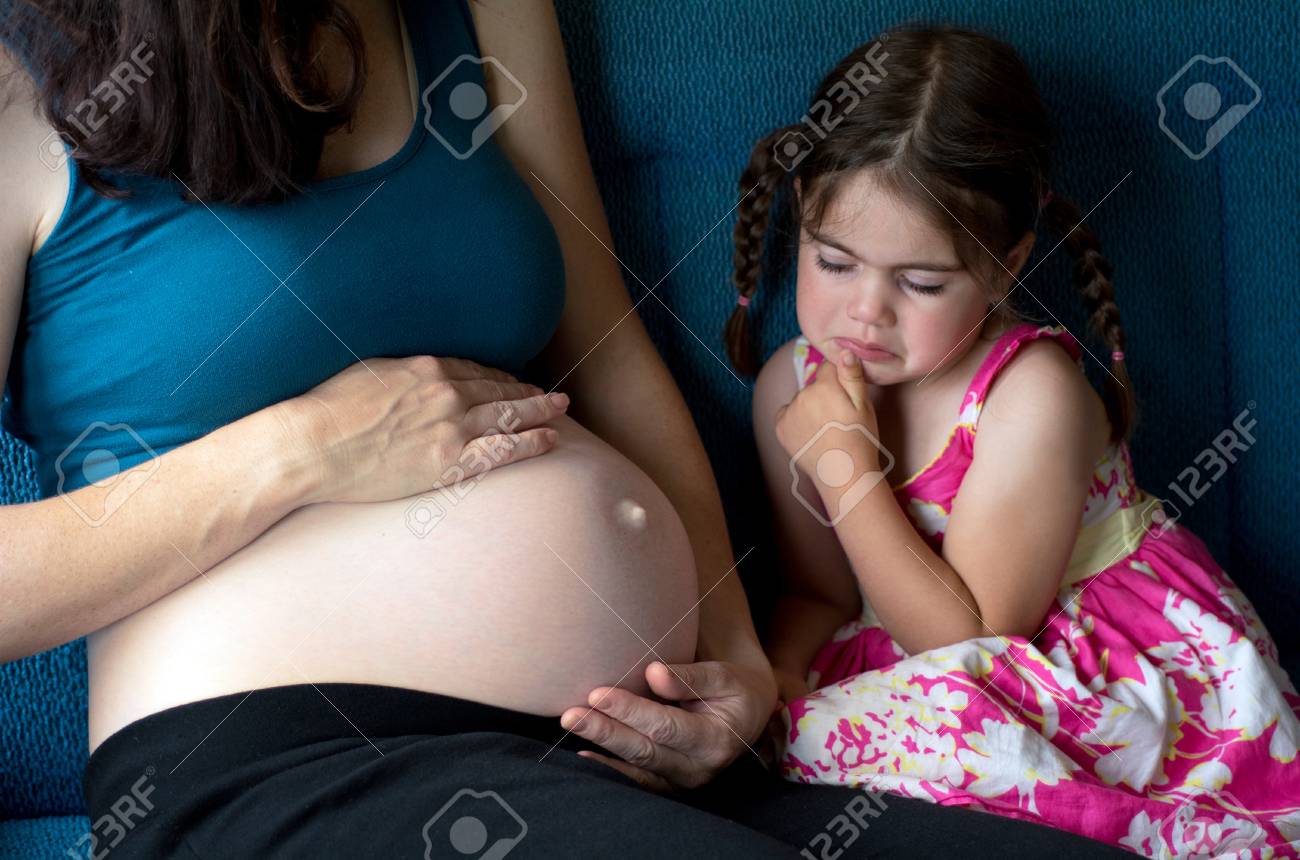 Nina Triste Mira Su Vientre Madre Embarazada Nino Egoista Llorando Por No Querer Una Foto Sibling Concept Del Embarazo La Mujer Embarazada La Familia La Emision La Infancia La Paternidad La Maternidad Fotos