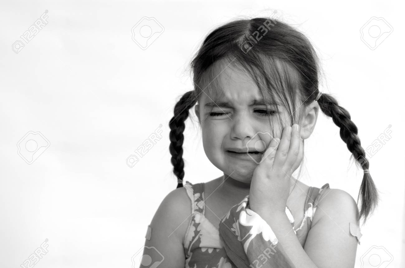 小さな女の子 4 歳の叫び 白い背景で隔離 育児 子供 教育 感情 行動 心理学の概念の写真 Bw の写真素材 画像素材 Image 46957768