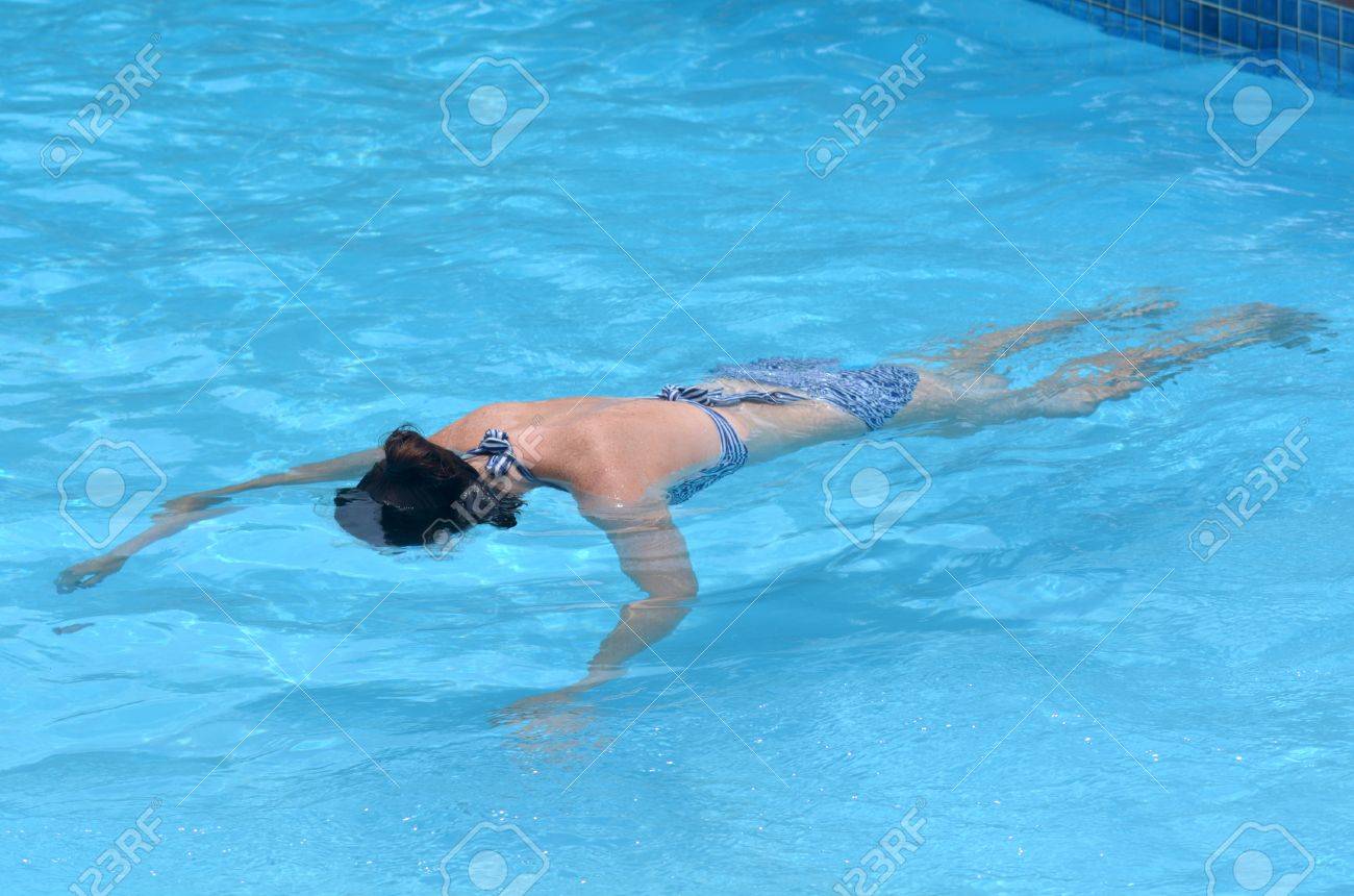 スイミング プールで溺れている女性 コンセプト写真 Copyspace の写真素材 画像素材 Image