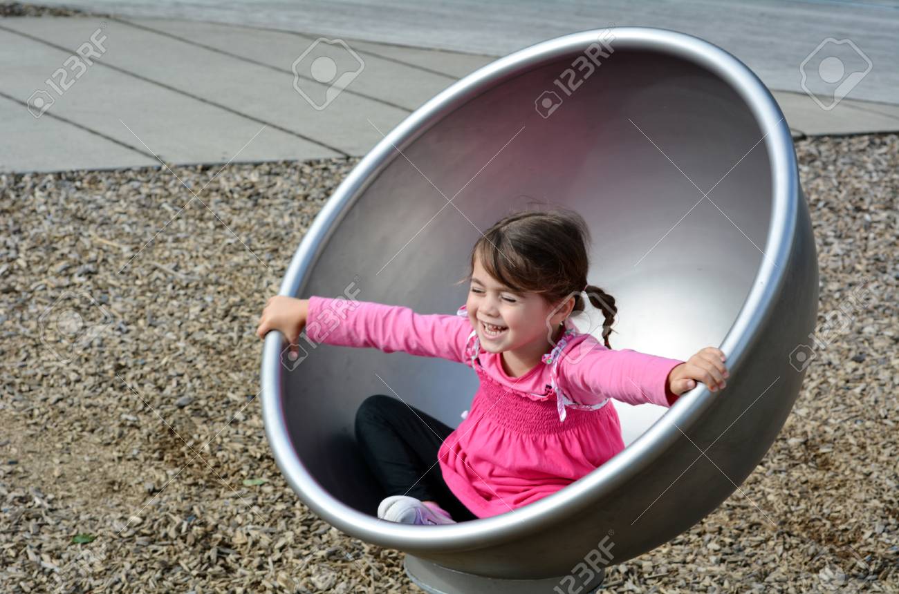 Petite Fille Tourne Sur Un Carrousel Rond Rond Moderne À Aire De Jeux Pour  Enfants Dans Un Parc. Banque D'images Et Photos Libres De Droits. Image  45832421.