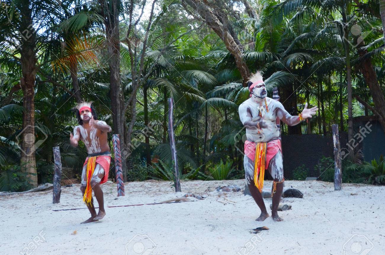 Yugambeh アボリジニの 2 つの戦士は クイーンズランド州 オーストラリアのアボリジニ文化ショーの間にダンスします の写真素材 画像素材 Image