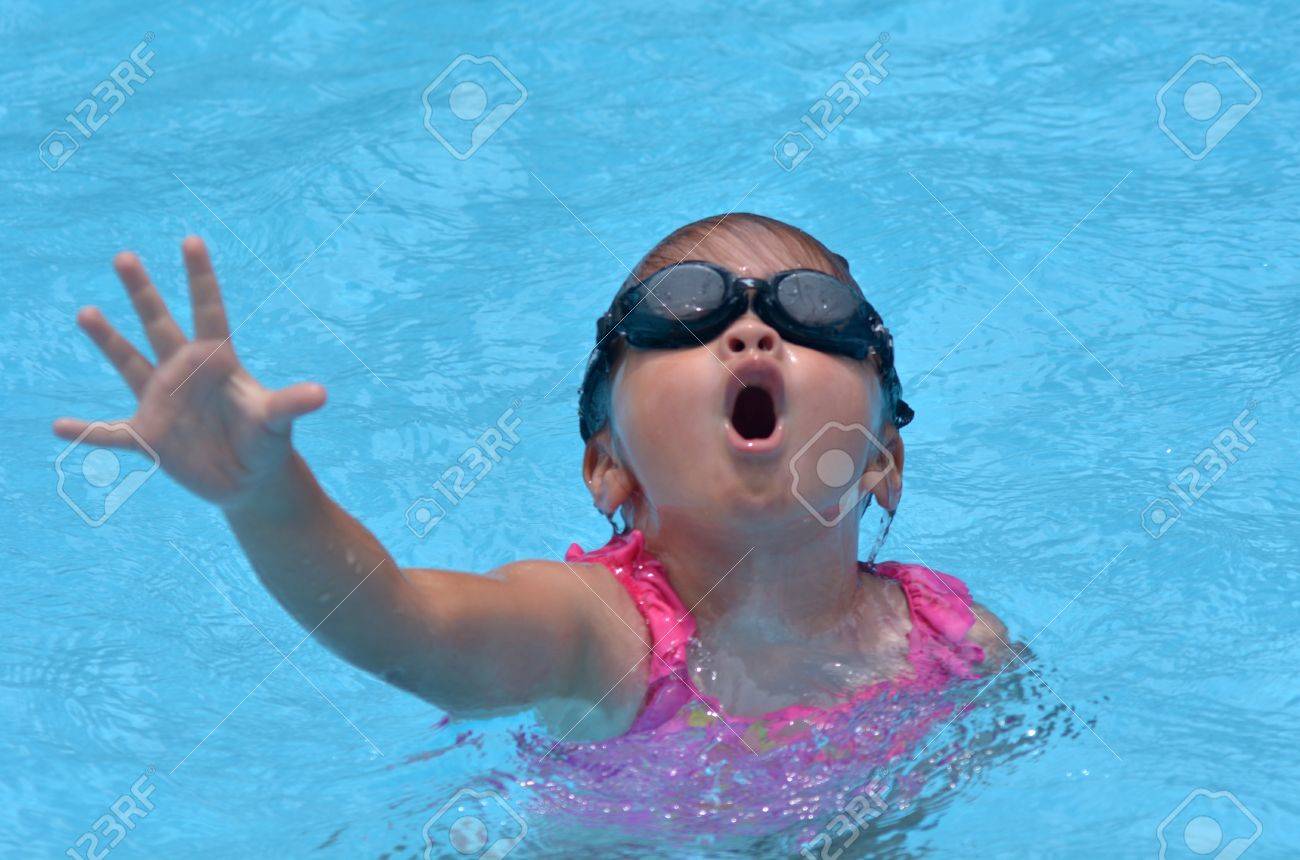 溺れる子少女時代のプールで 04 コンセプト写真 Copyspace の写真素材 画像素材 Image