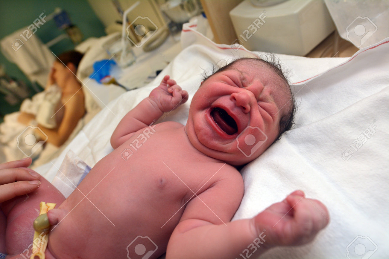オークランド 出産の検査中に 6 月 7 日 14 Newborn 赤ちゃん悲鳴を上げる 毎日を世界中に生まれた約 370 000 赤ちゃん 世界中現在の出生数は 約 1 億 3400 万年間と推定されます の写真素材 画像素材 Image